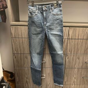 NWT - Abercrombie & Fitch Simone high rise jeans - 26S